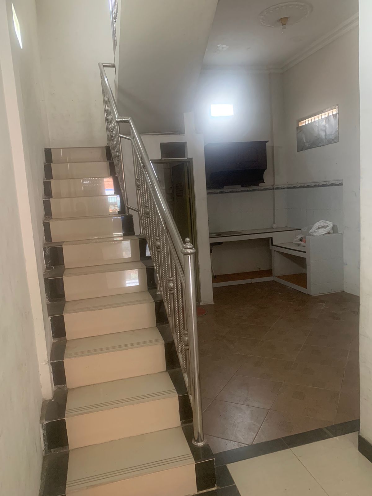 Disewakan Rumah 2 Lantai di Jl. Petemon Barat, Surabaya