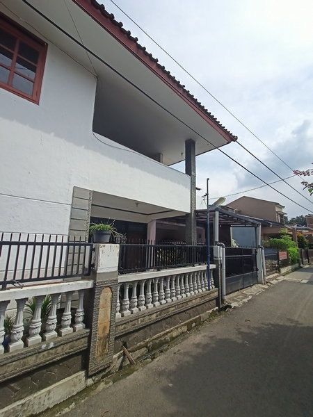 Hidup Nyaman di Bandung: Rumah SHM dengan Teras Gazebo
