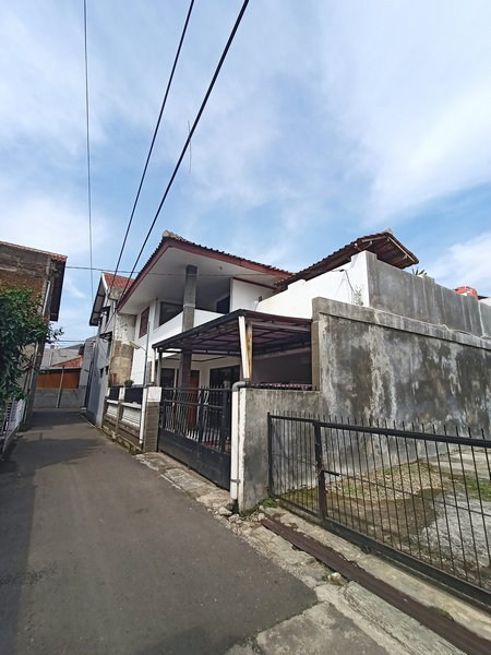 Hidup Nyaman di Bandung: Rumah SHM dengan Teras Gazebo