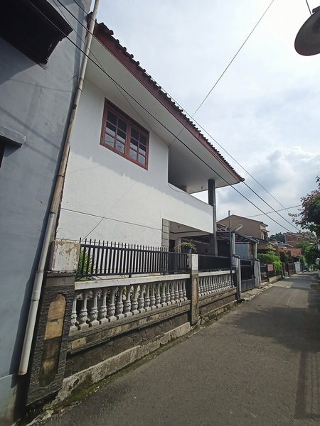 Hidup Nyaman di Bandung: Rumah SHM dengan Teras Gazebo