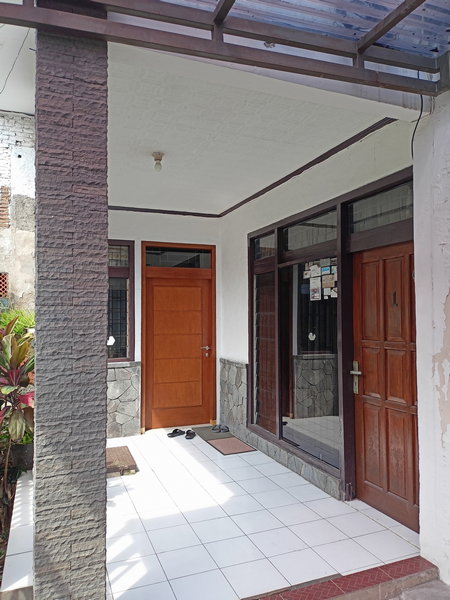 Hidup Nyaman di Bandung: Rumah SHM dengan Teras Gazebo