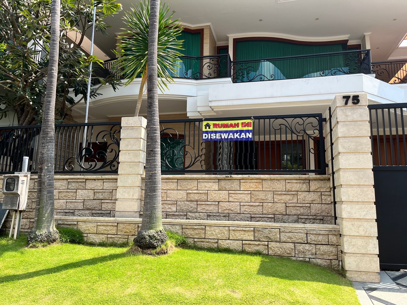 rumah disewakan graha family surabaya