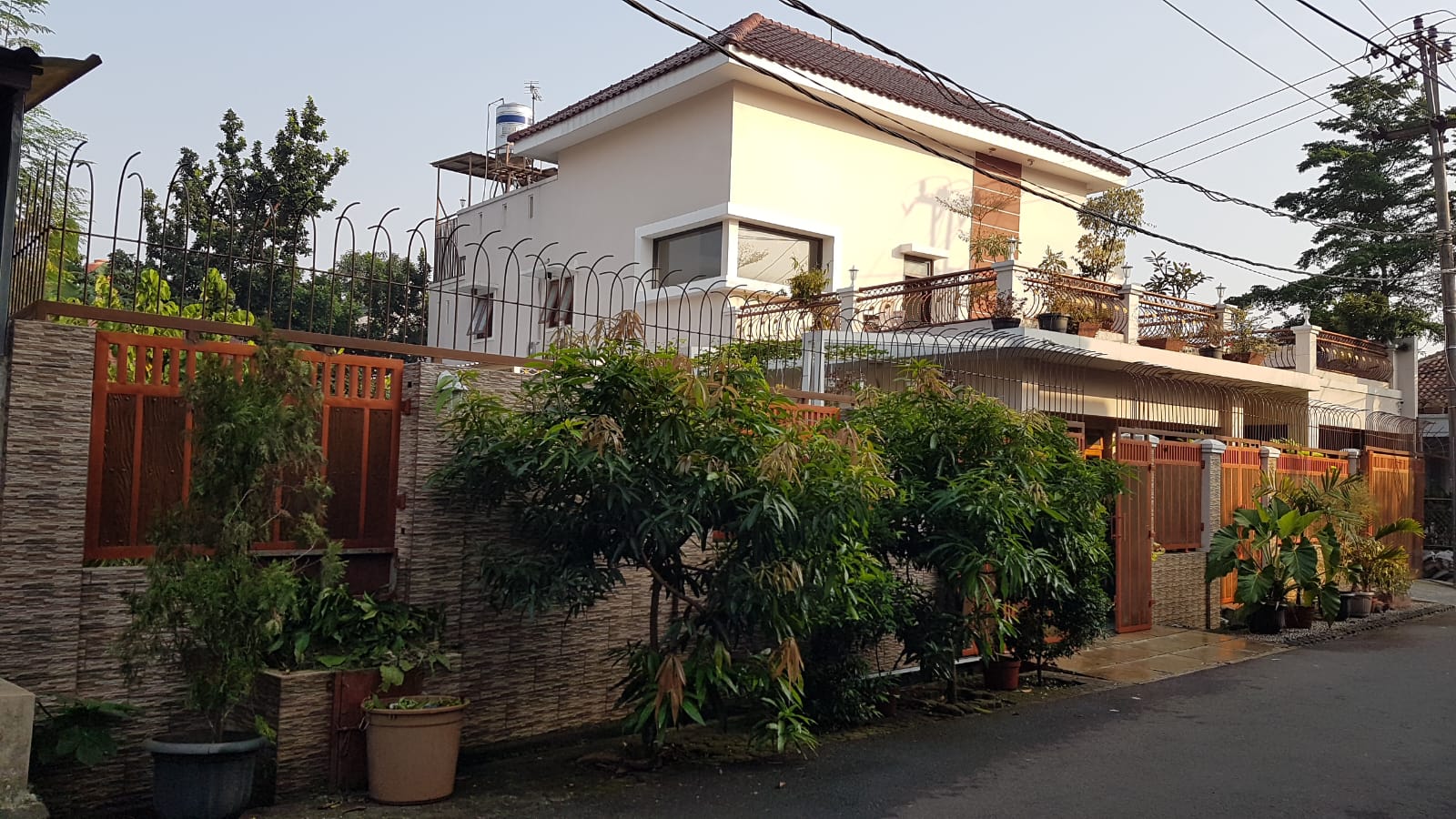 Dijual Rumah Furnished Asri Bangunan Luas di Depok Timur