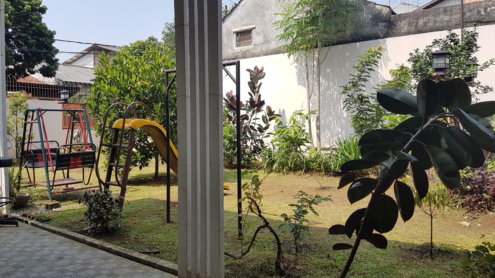 Dijual Rumah Furnished Asri Bangunan Luas di Depok Timur