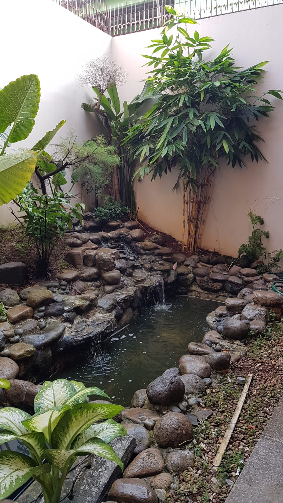 Dijual Rumah Furnished Asri Bangunan Luas di Depok Timur