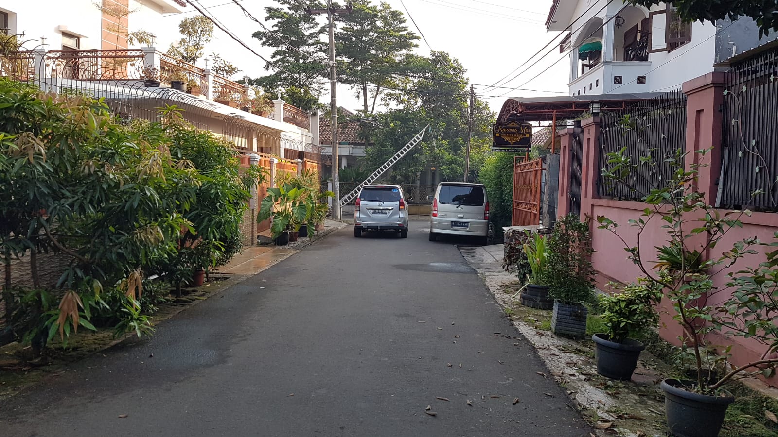 Dijual Rumah Furnished Asri Bangunan Luas di Depok Timur