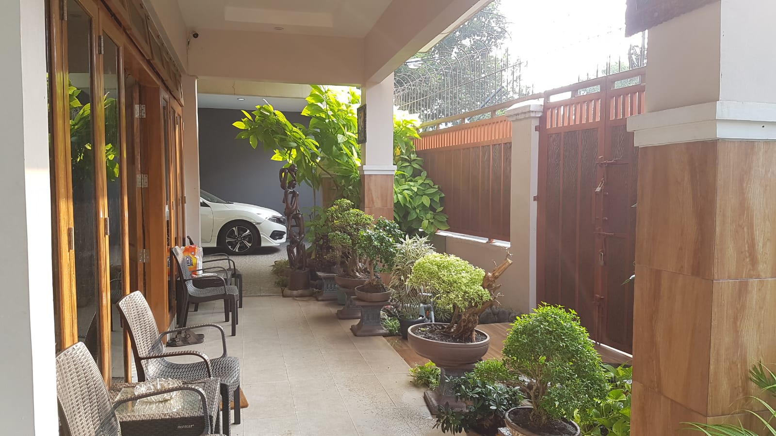 Dijual Rumah Furnished Asri Bangunan Luas di Depok Timur