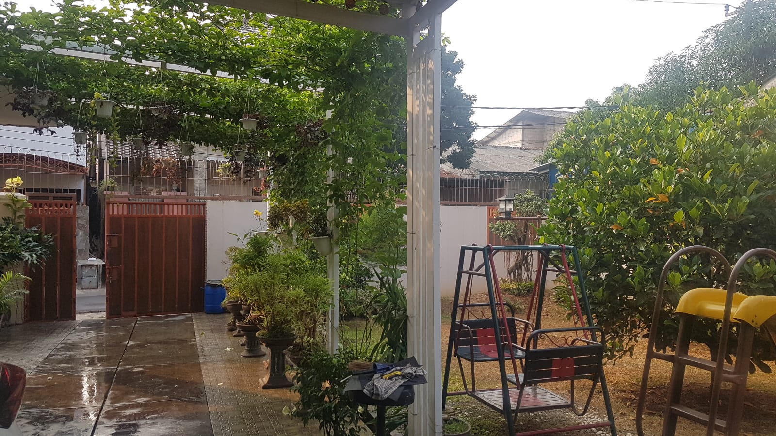 Dijual Rumah Furnished Asri Bangunan Luas di Depok Timur