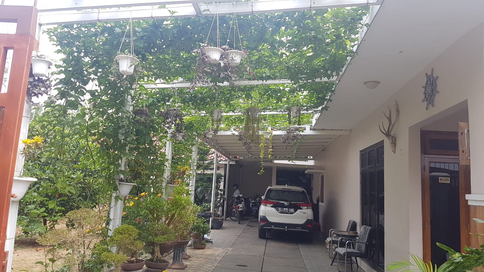 Dijual Rumah Furnished Asri Bangunan Luas di Depok Timur