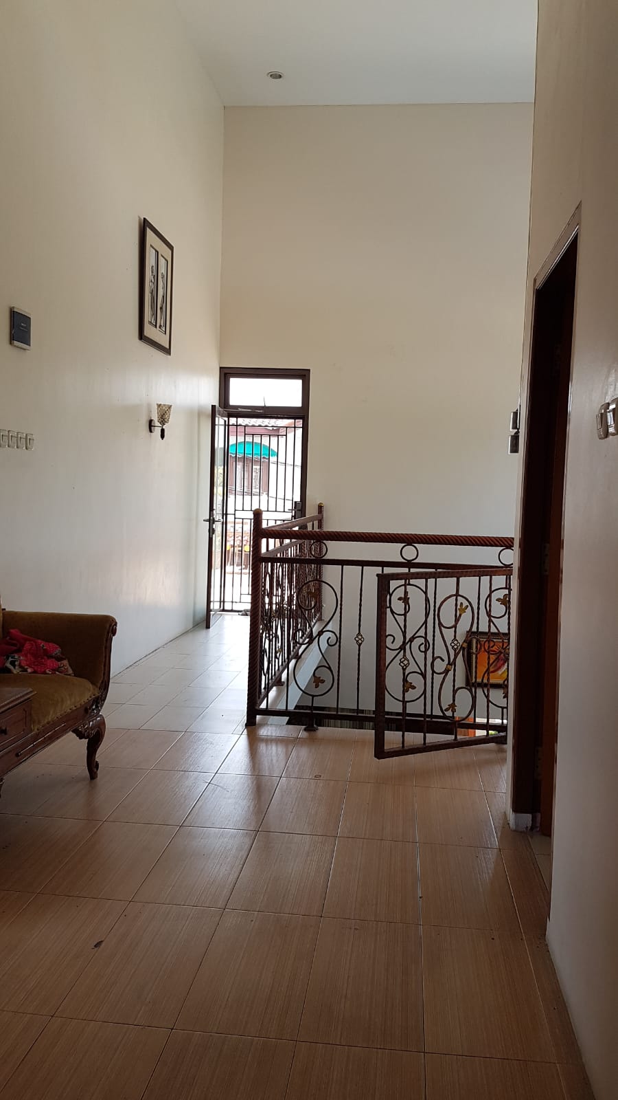Dijual Rumah Furnished Asri Bangunan Luas di Depok Timur