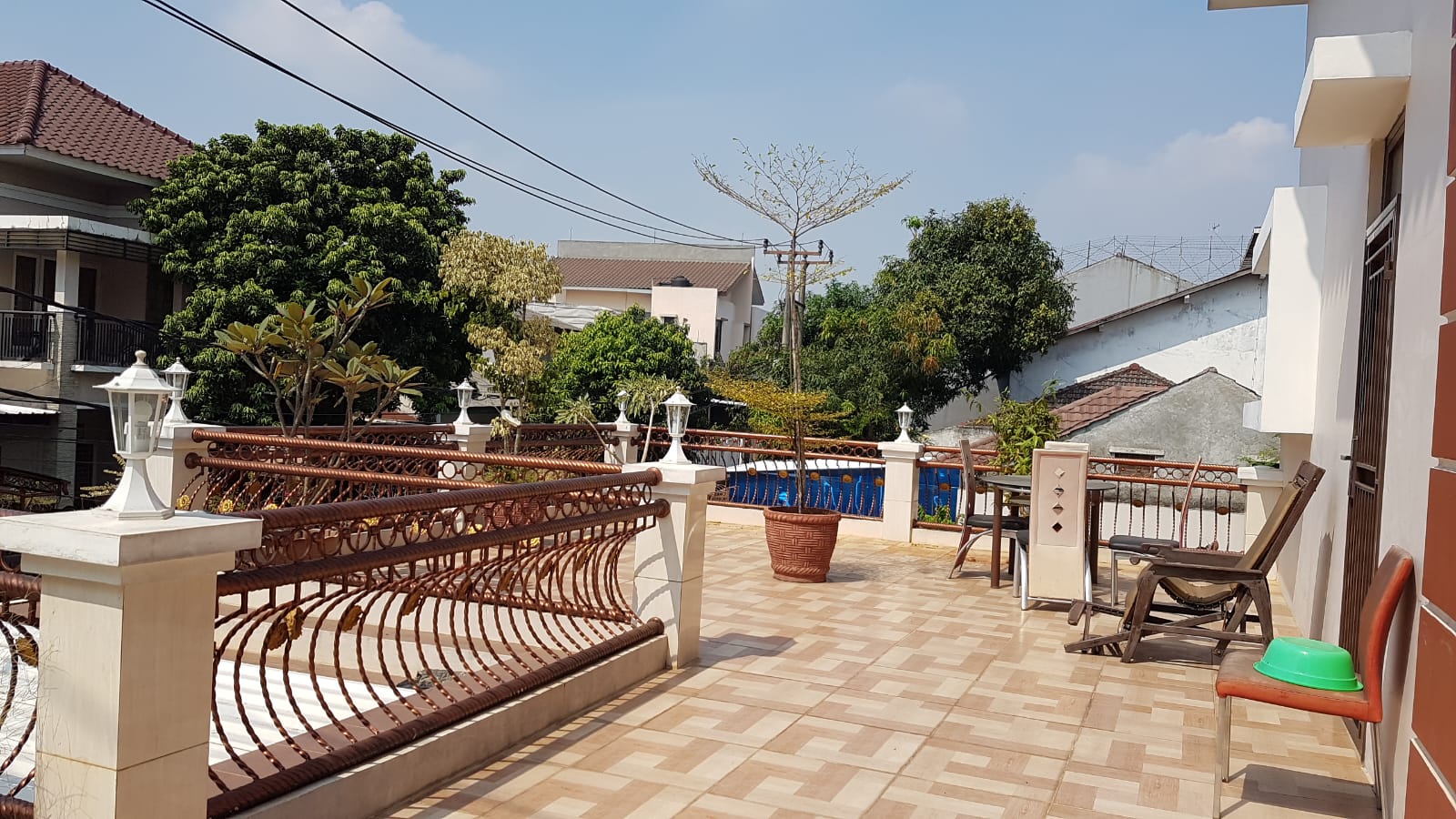 Dijual Rumah Furnished Asri Bangunan Luas di Depok Timur