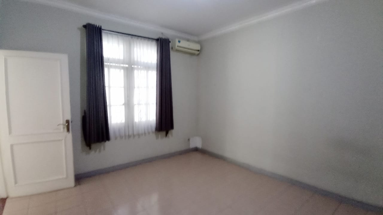 Disewa rumah nyaman bebas banjir di Cipinang dalam Komplek