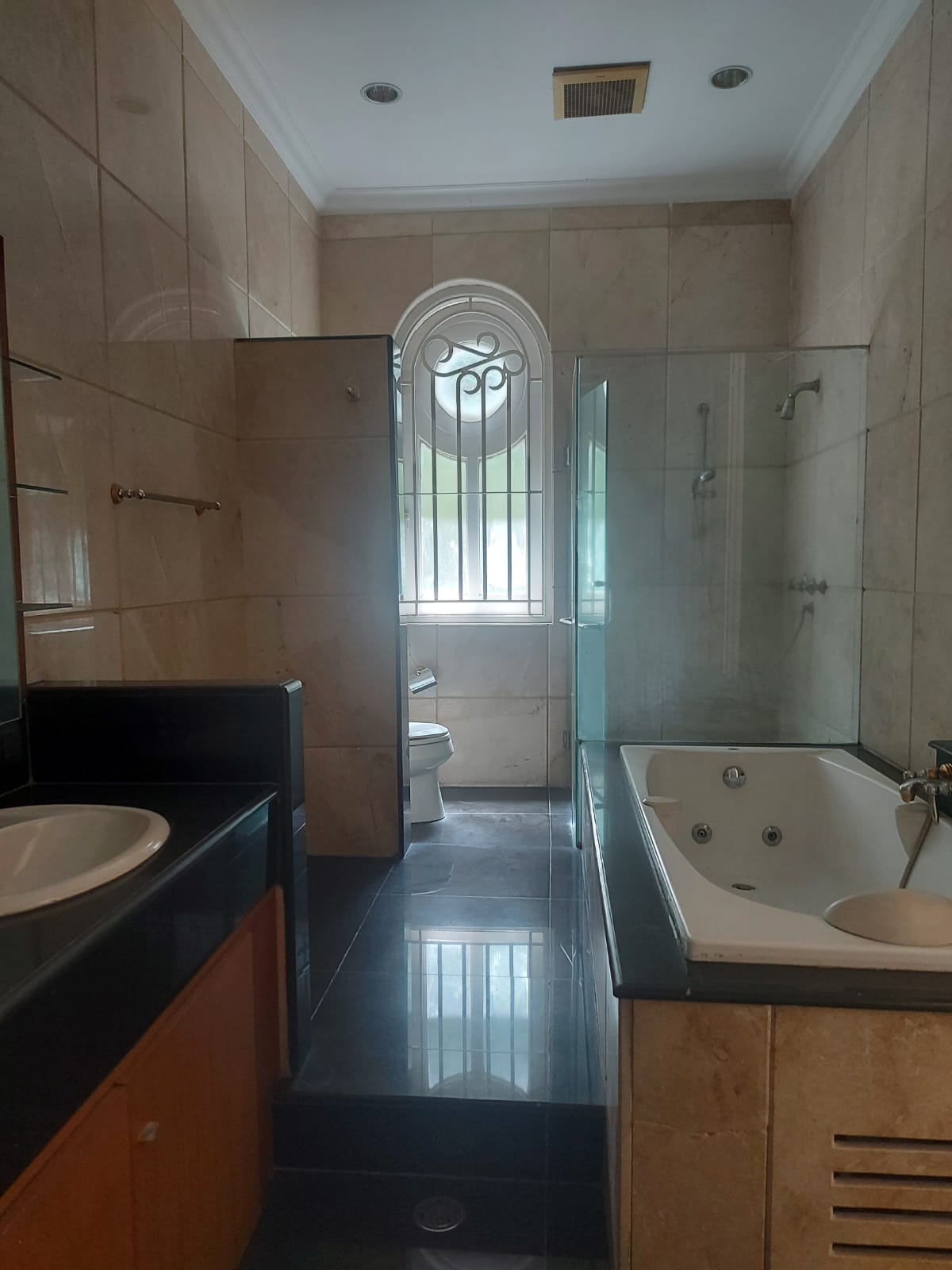 Dijual/Disewa rumah mewah dan ada kantor di jalan Hang Lekir