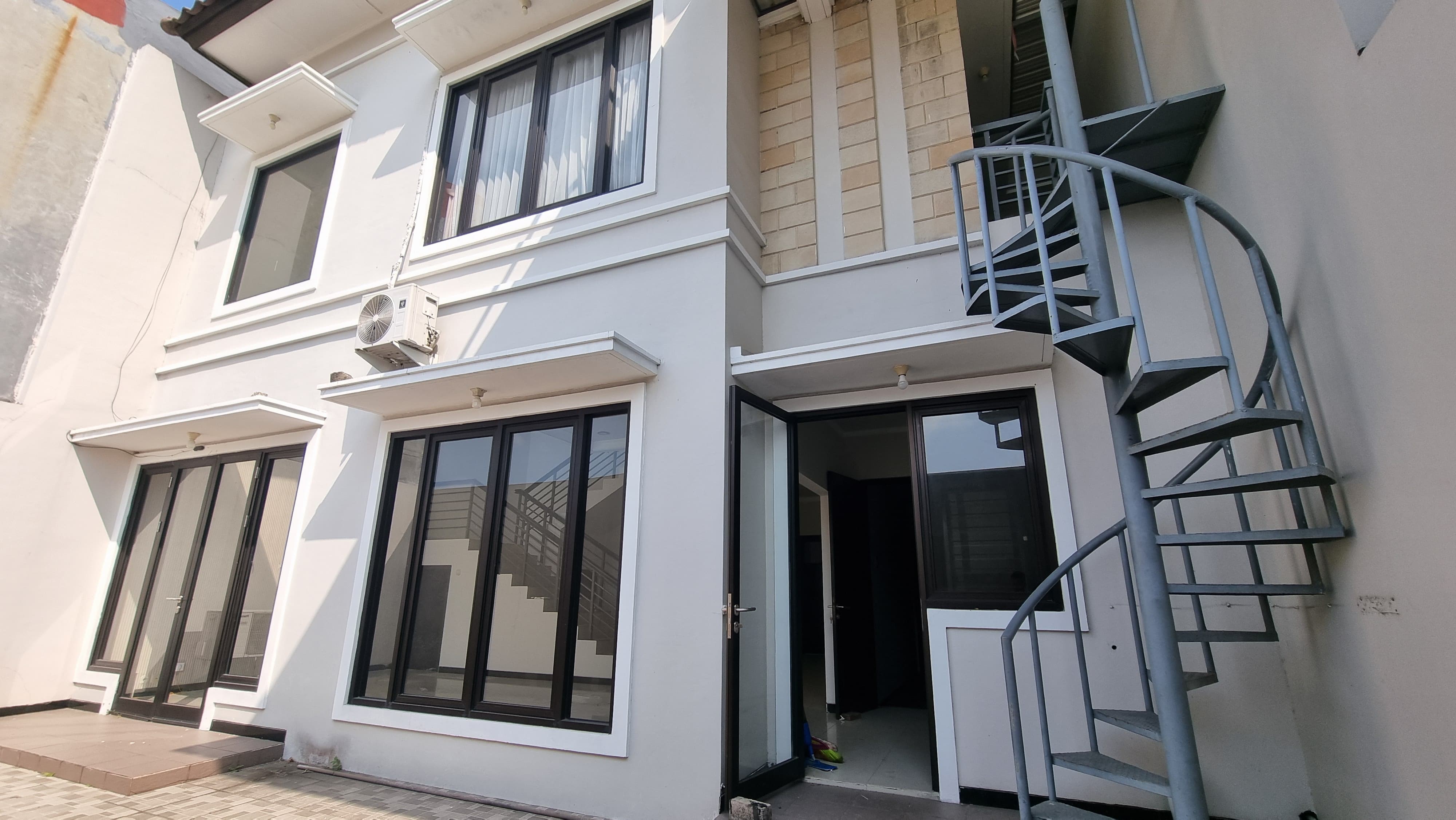 DiSewaKan Rumah Apik, Siap Huni Royal Residence, Kensington, Wiy