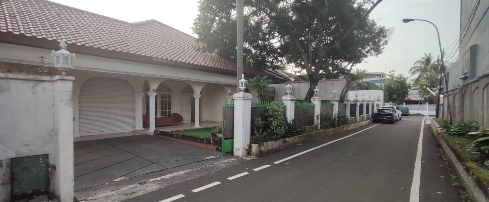Disewakan rumah dengan swimming pool di Ragunan, Pasar Minggu