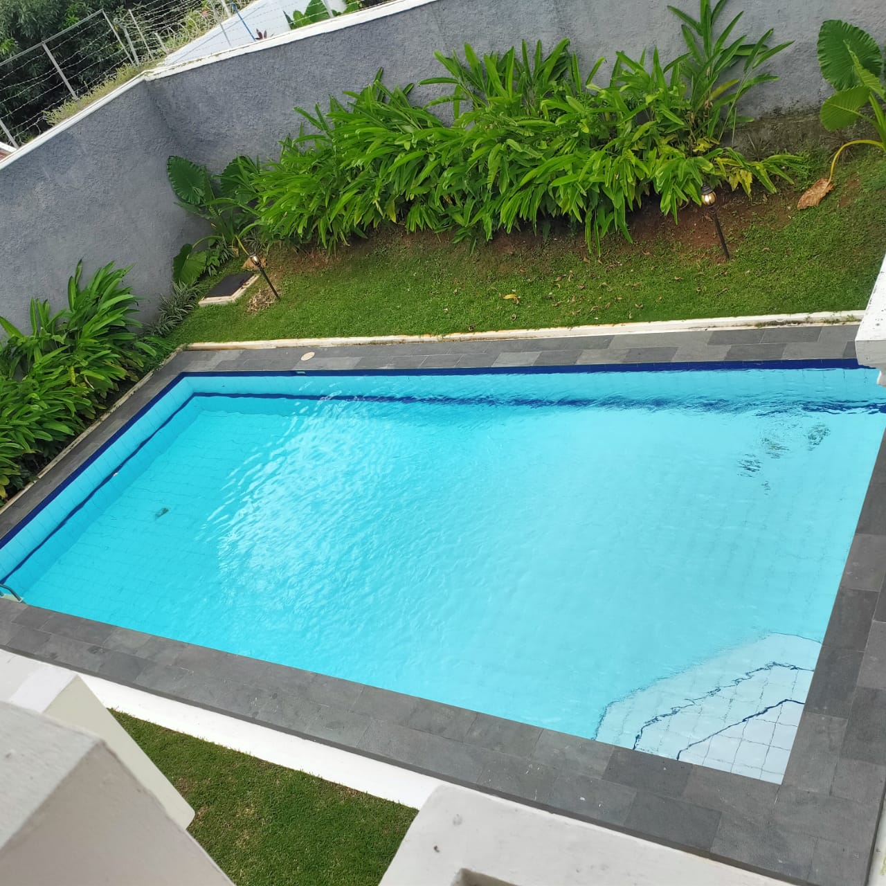 Disewakan rumah Hook komplek mewah di Pejaten Barat