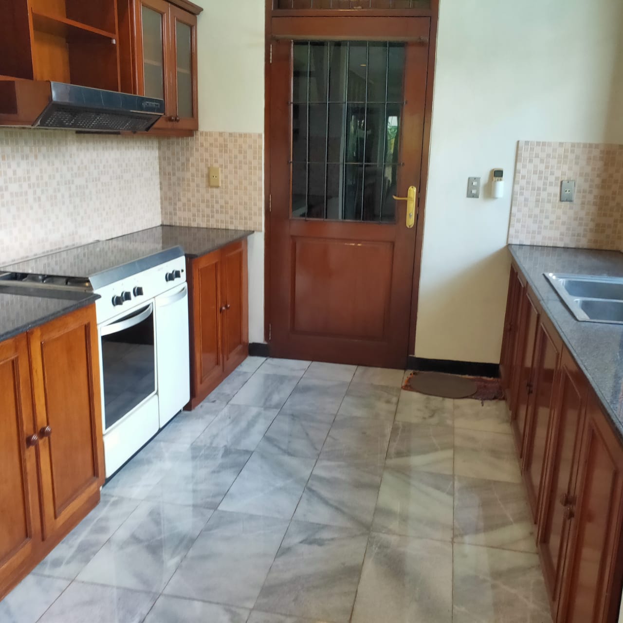 Disewakan rumah Hook komplek mewah di Pejaten Barat