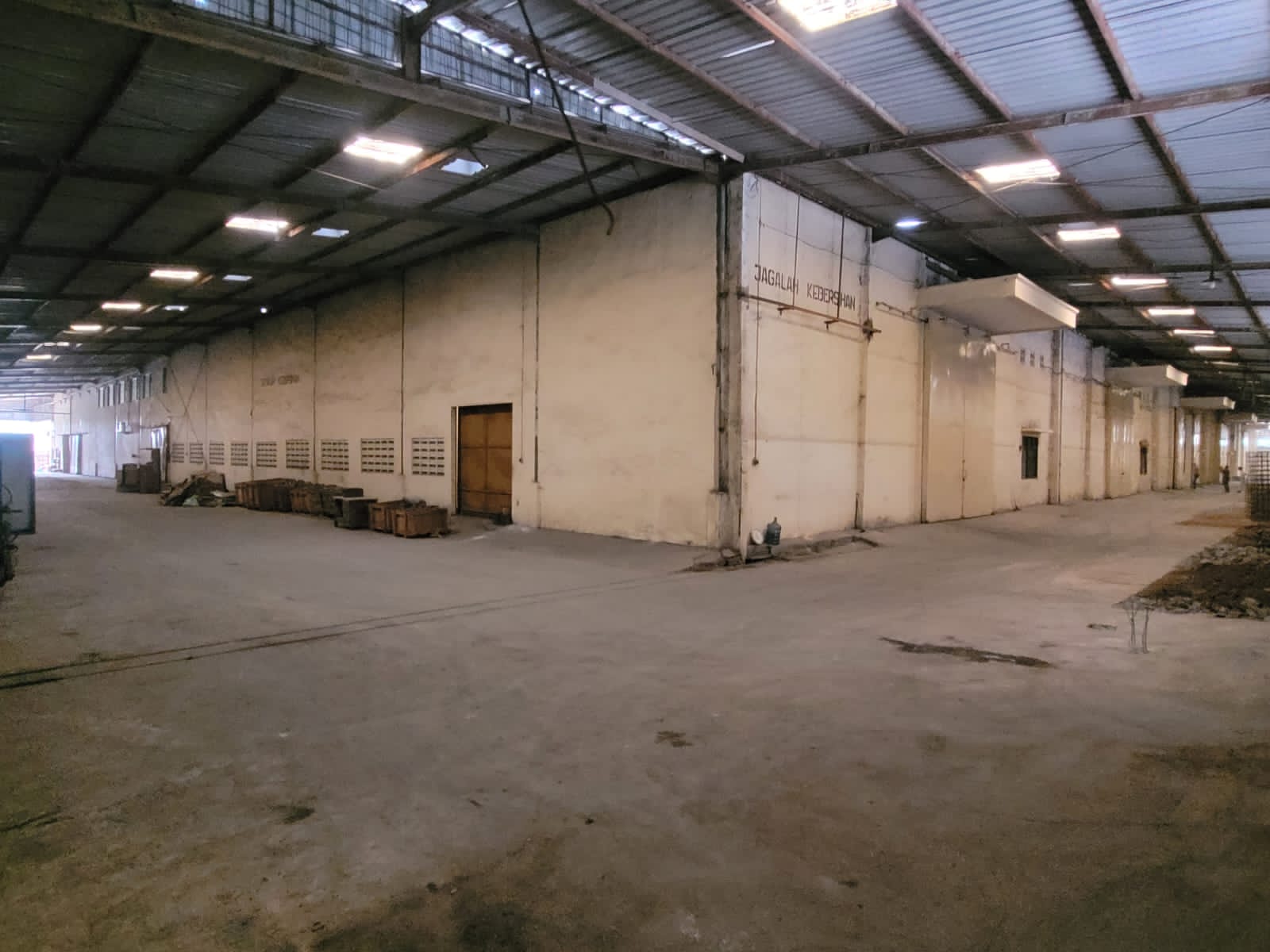 Gudang Siap Pakai Bebas Banjir Lokasi Terbaik di Margomulyo Inda