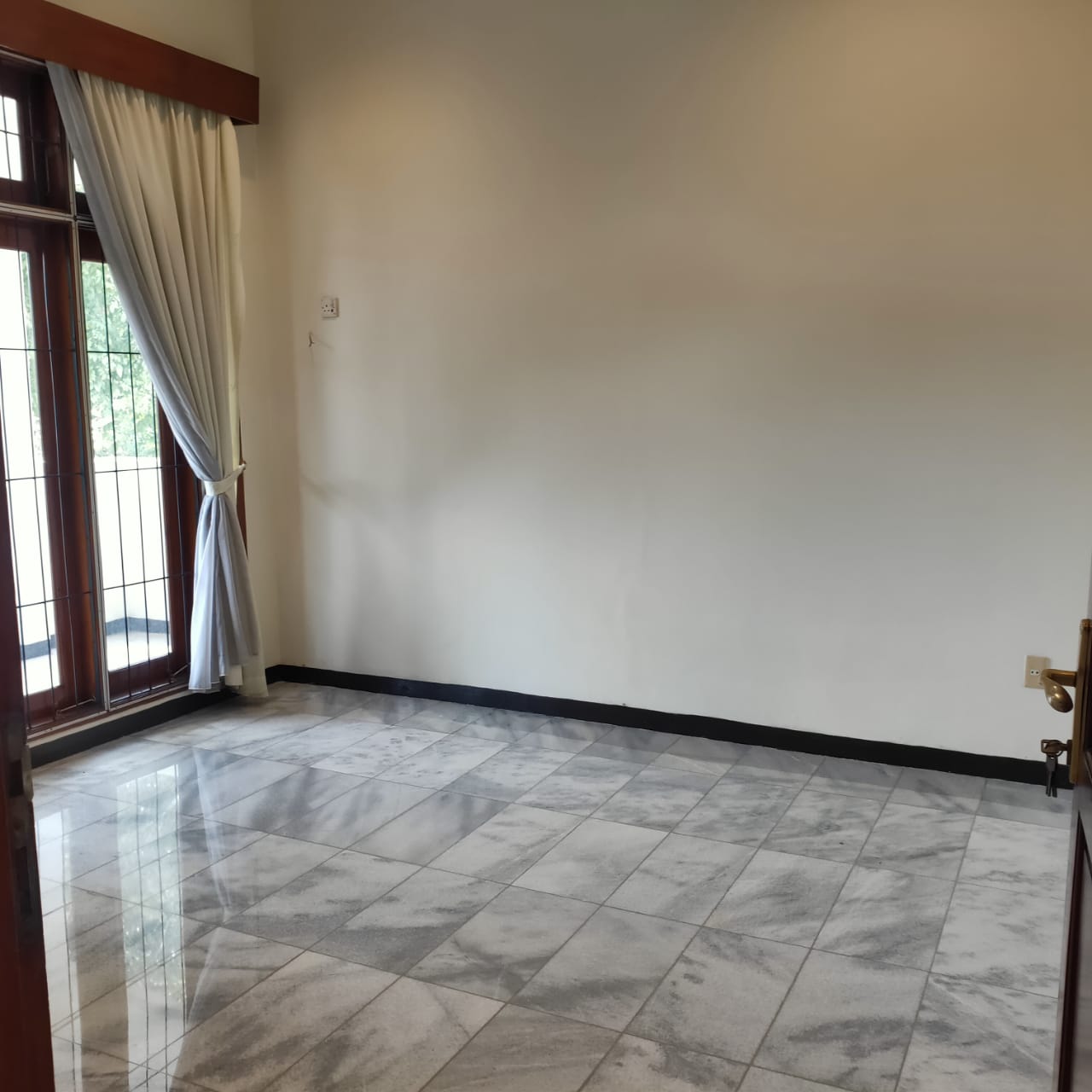 Disewakan rumah Hook komplek mewah di Pejaten Barat