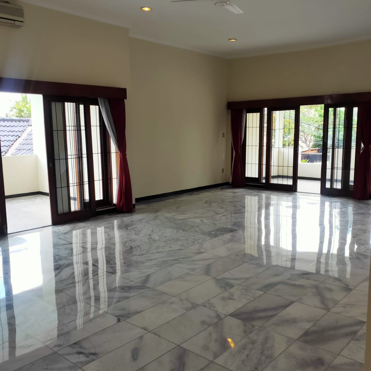 Disewakan rumah Hook komplek mewah di Pejaten Barat