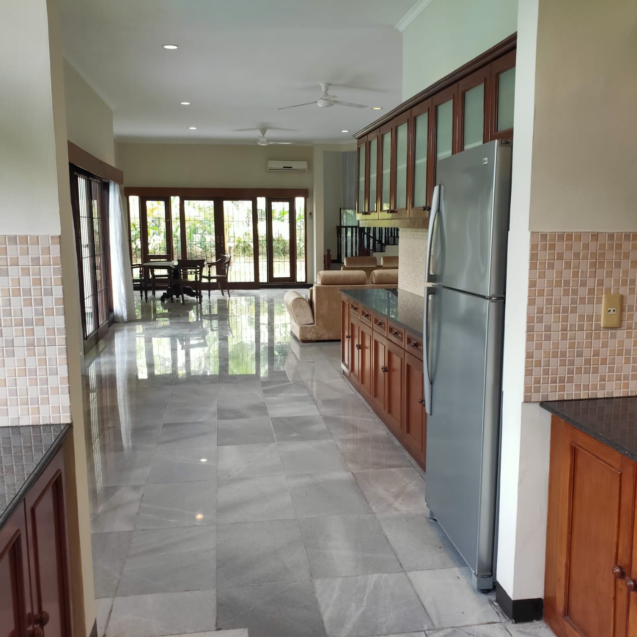 Disewakan rumah Hook komplek mewah di Pejaten Barat