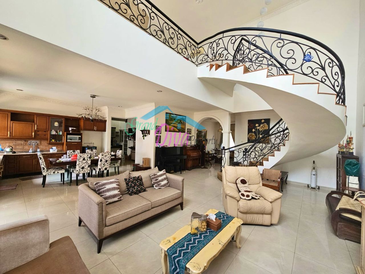 RUMAH BAGUS DI CLUSTER MONACO KOTA WISATA DEKAT DENGAN AKSES TOL