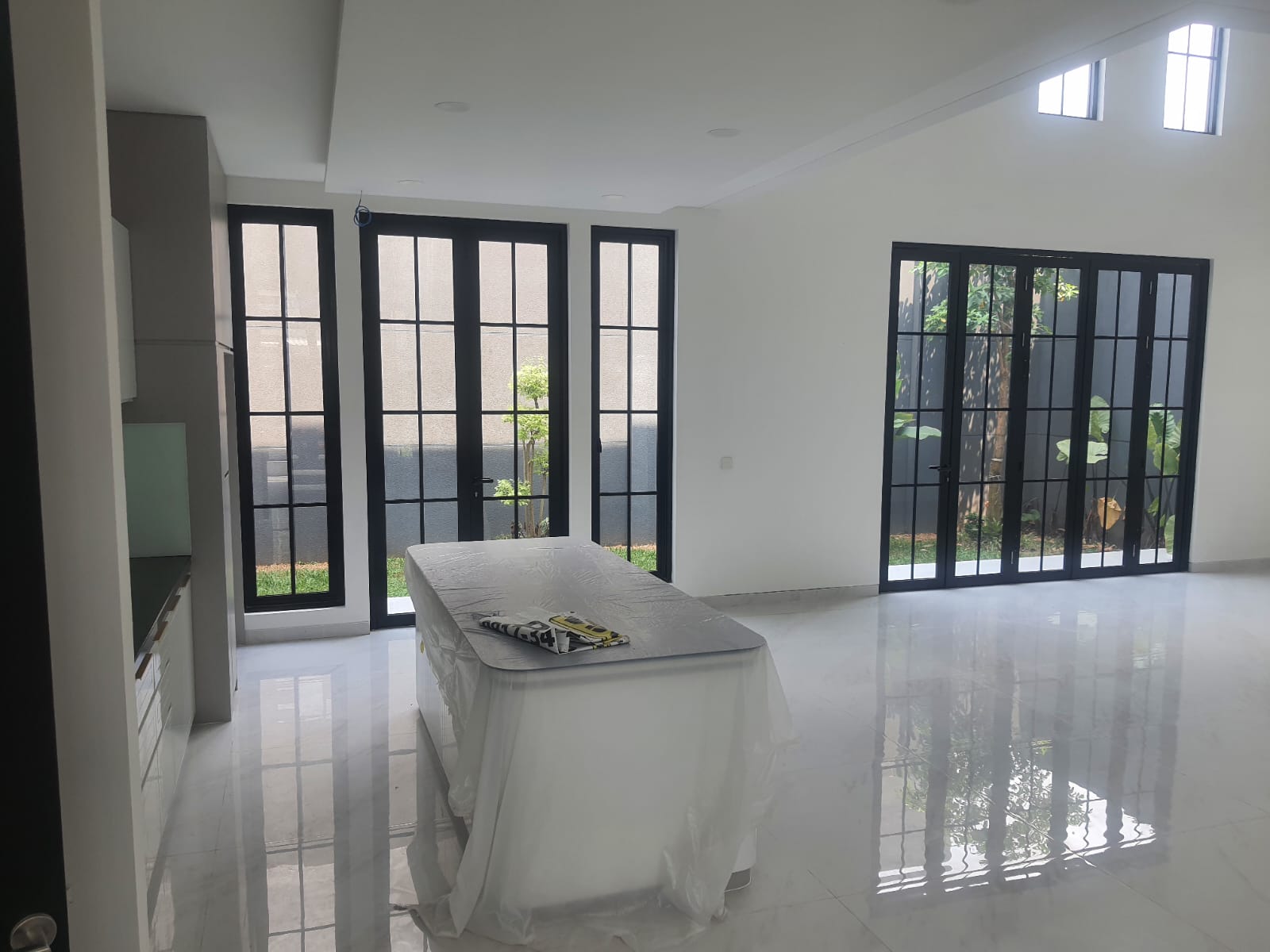 Jual Rumah Baru Mewah di CitraLand, Surabaya.