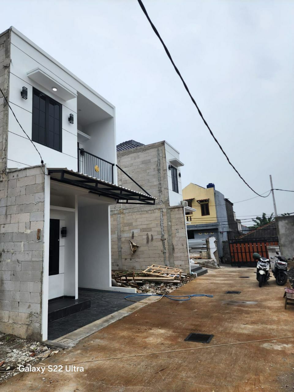 Rumah 2lantai desain modern Kalisari Jakarta Timur