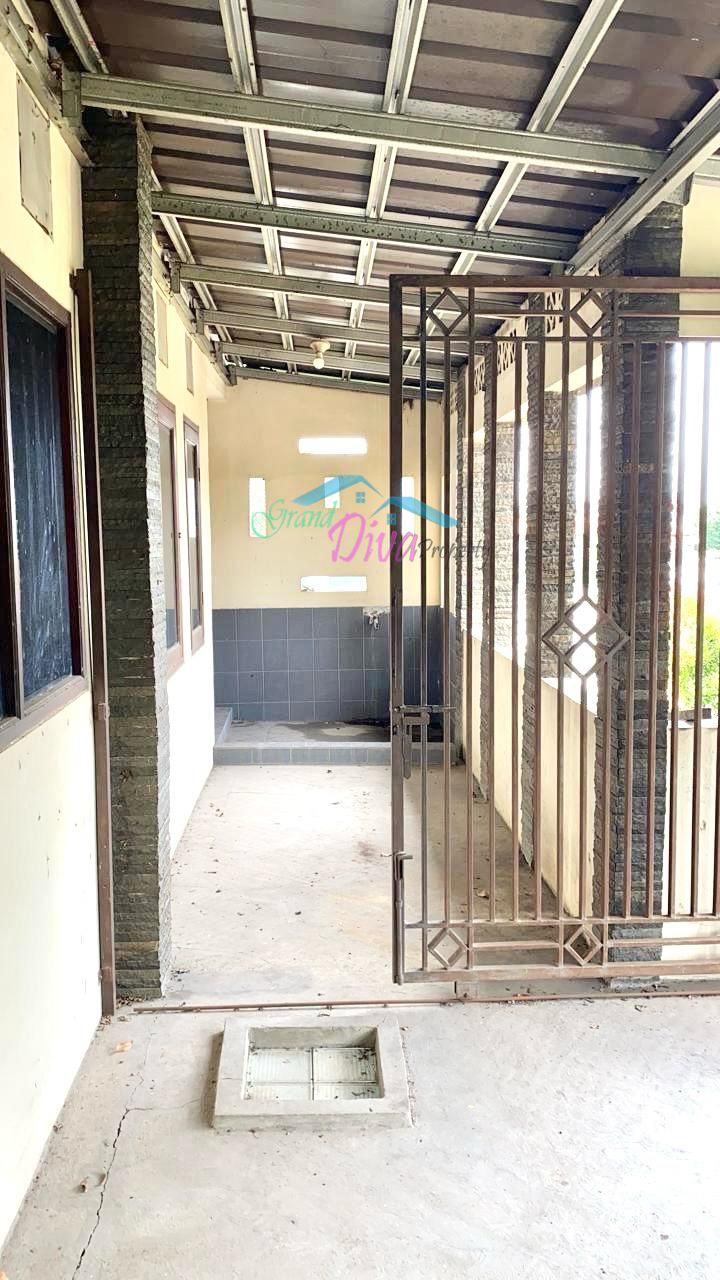 RUMAH DENGAN LAHAN YANG LUAS DI JL. KAPUT JATI MAKMUR PONDOKGEDE