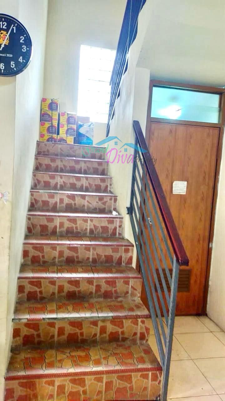 RUMAH DENGAN LAHAN YANG LUAS DI JL. KAPUT JATI MAKMUR PONDOKGEDE