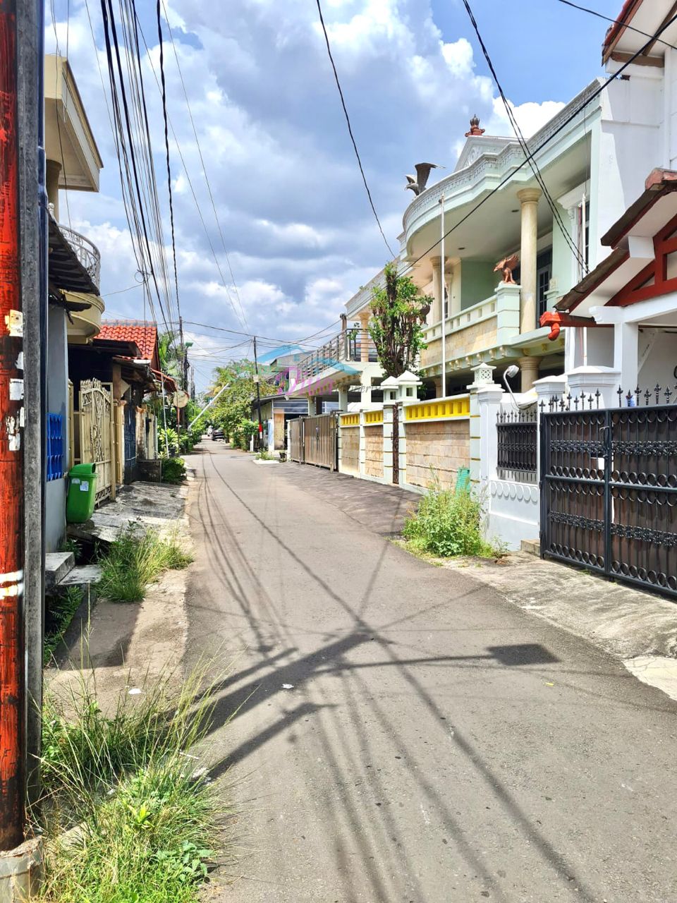 RUMAH DI KOMPLEK DAERAH DUREN SAWIT JAKARTA TIMUR