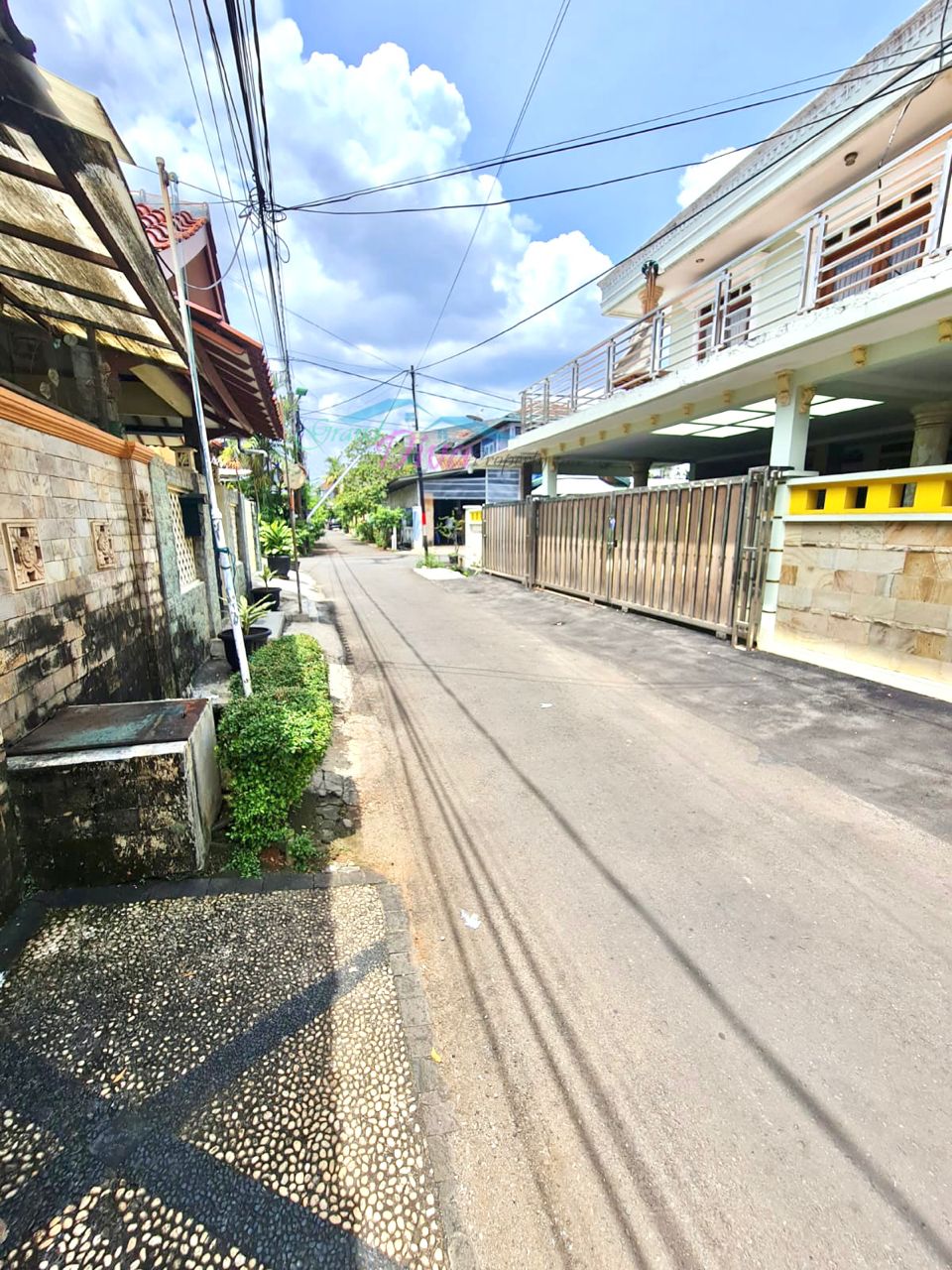 RUMAH DI KOMPLEK DAERAH DUREN SAWIT JAKARTA TIMUR