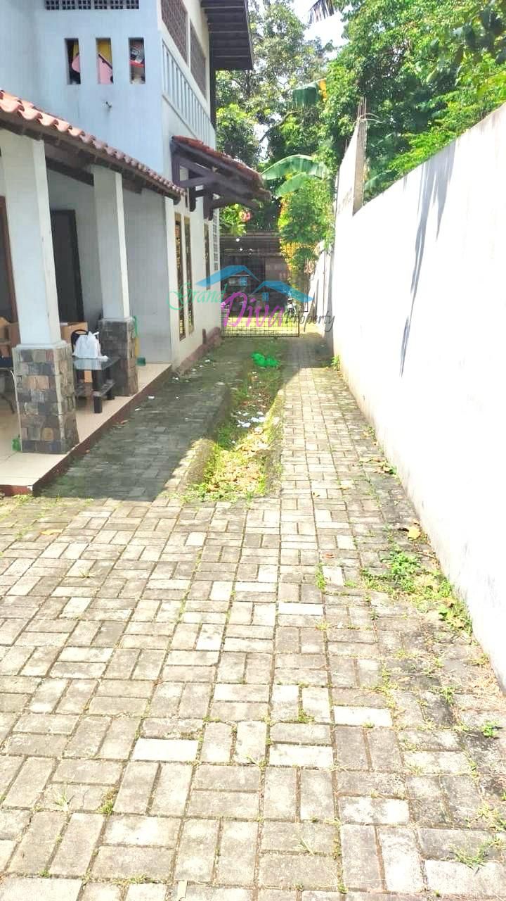 RUMAH DENGAN LAHAN YANG LUAS DI JL. KAPUT JATI MAKMUR PONDOKGEDE