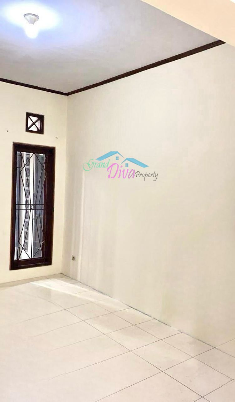 RUMAH DENGAN LAHAN YANG LUAS DI JL. KAPUT JATI MAKMUR PONDOKGEDE