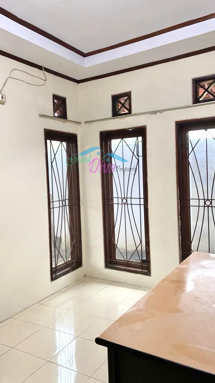 RUMAH DENGAN LAHAN YANG LUAS DI JL. KAPUT JATI MAKMUR PONDOKGEDE