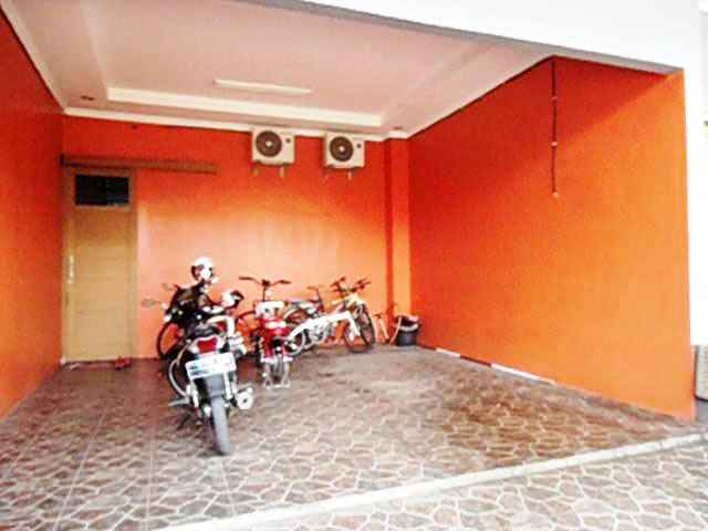 RUMAH BAGUS DAN LUAS DI PONDOK PEKAYON INDAH