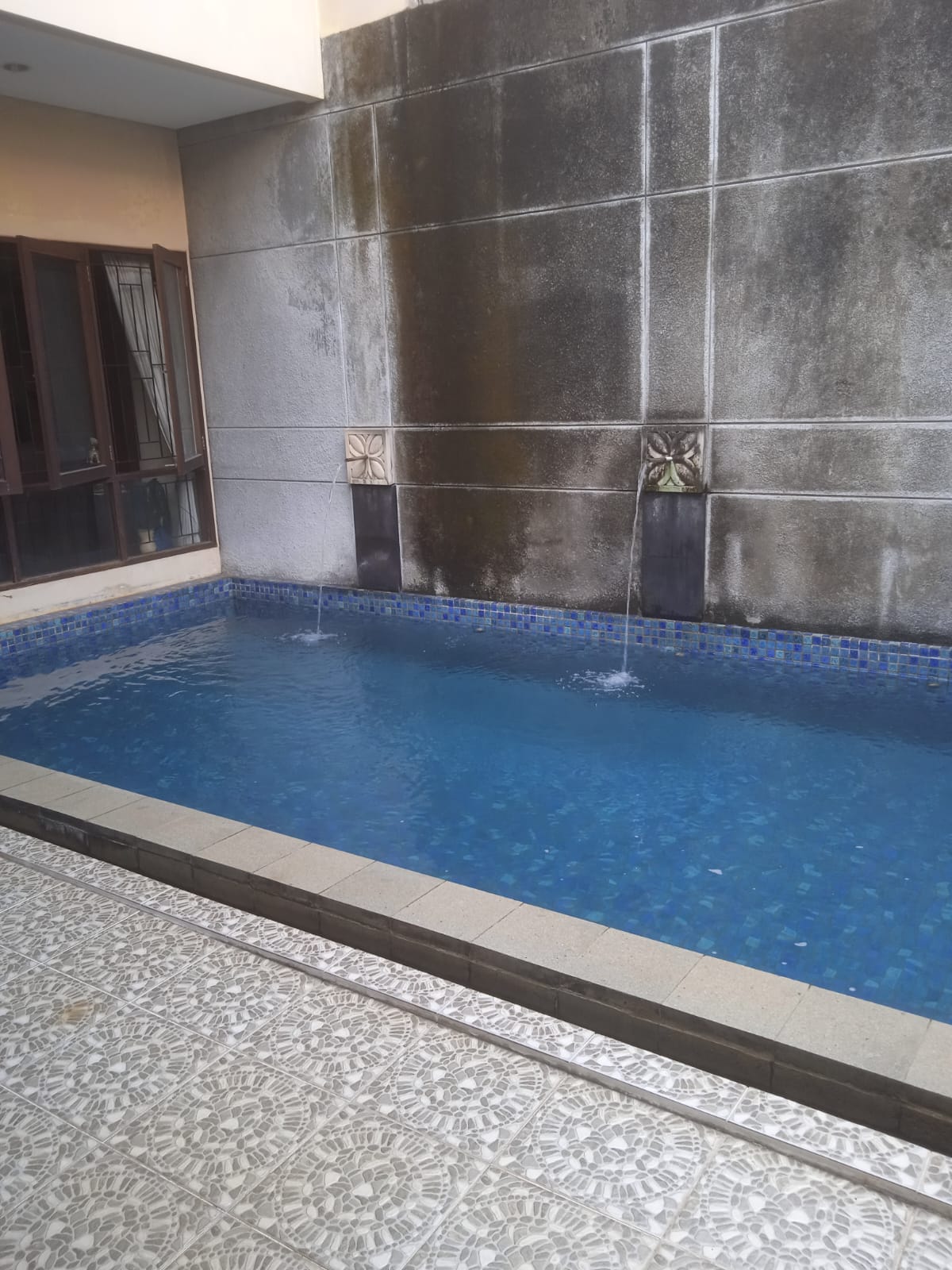 Jual rumah mewah dengan swimming pool di Pesona Khayangan, Depok