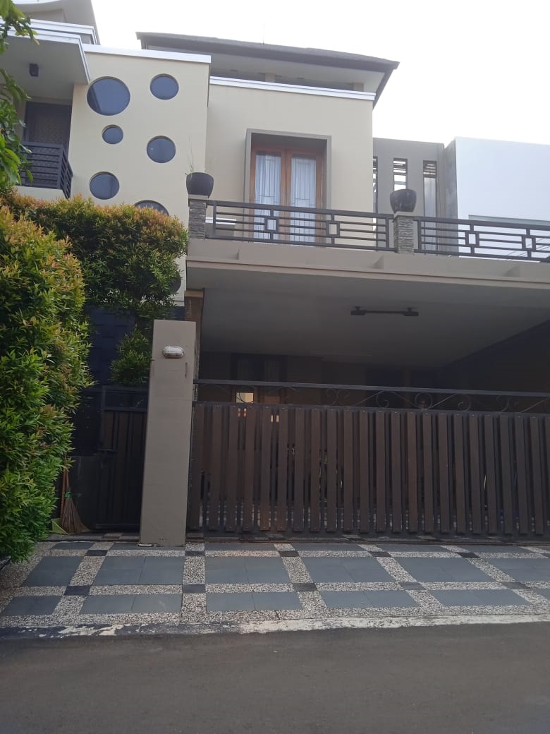 Jual rumah mewah dengan swimming pool di Pesona Khayangan, Depok