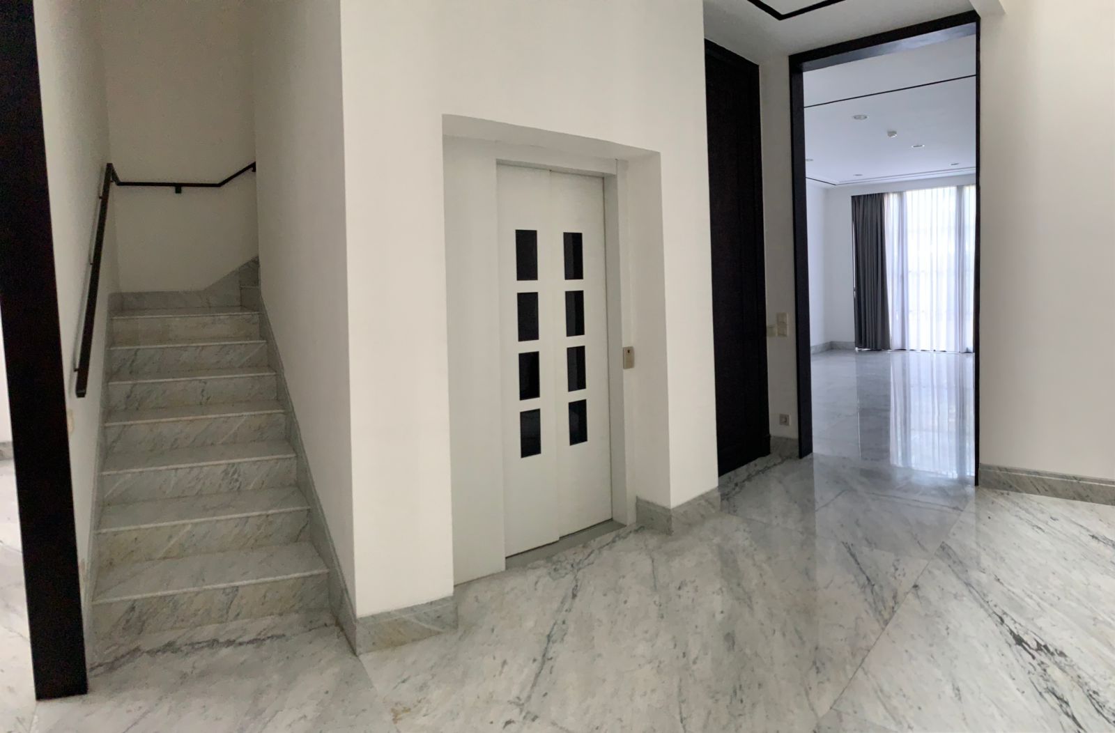 JUAL RUMAH MEWAH DESIGN AMERICAN CLASSIC DI KEMANG, JAKARTA