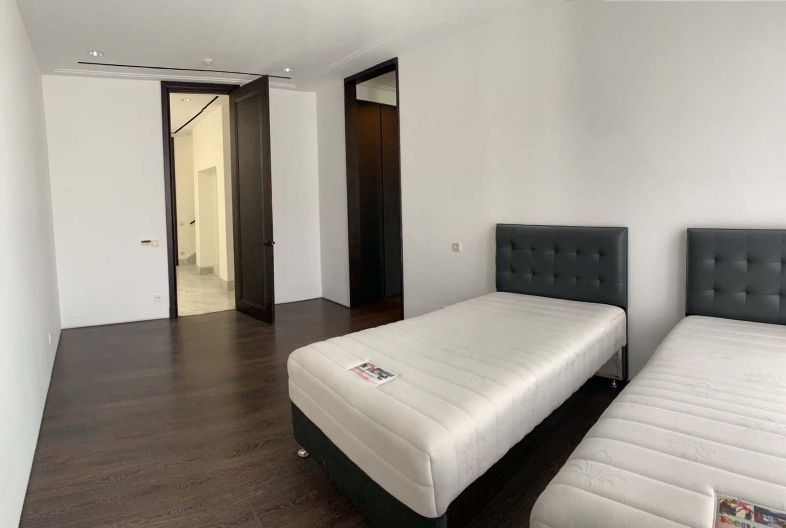 JUAL RUMAH MEWAH DESIGN AMERICAN CLASSIC DI KEMANG, JAKARTA