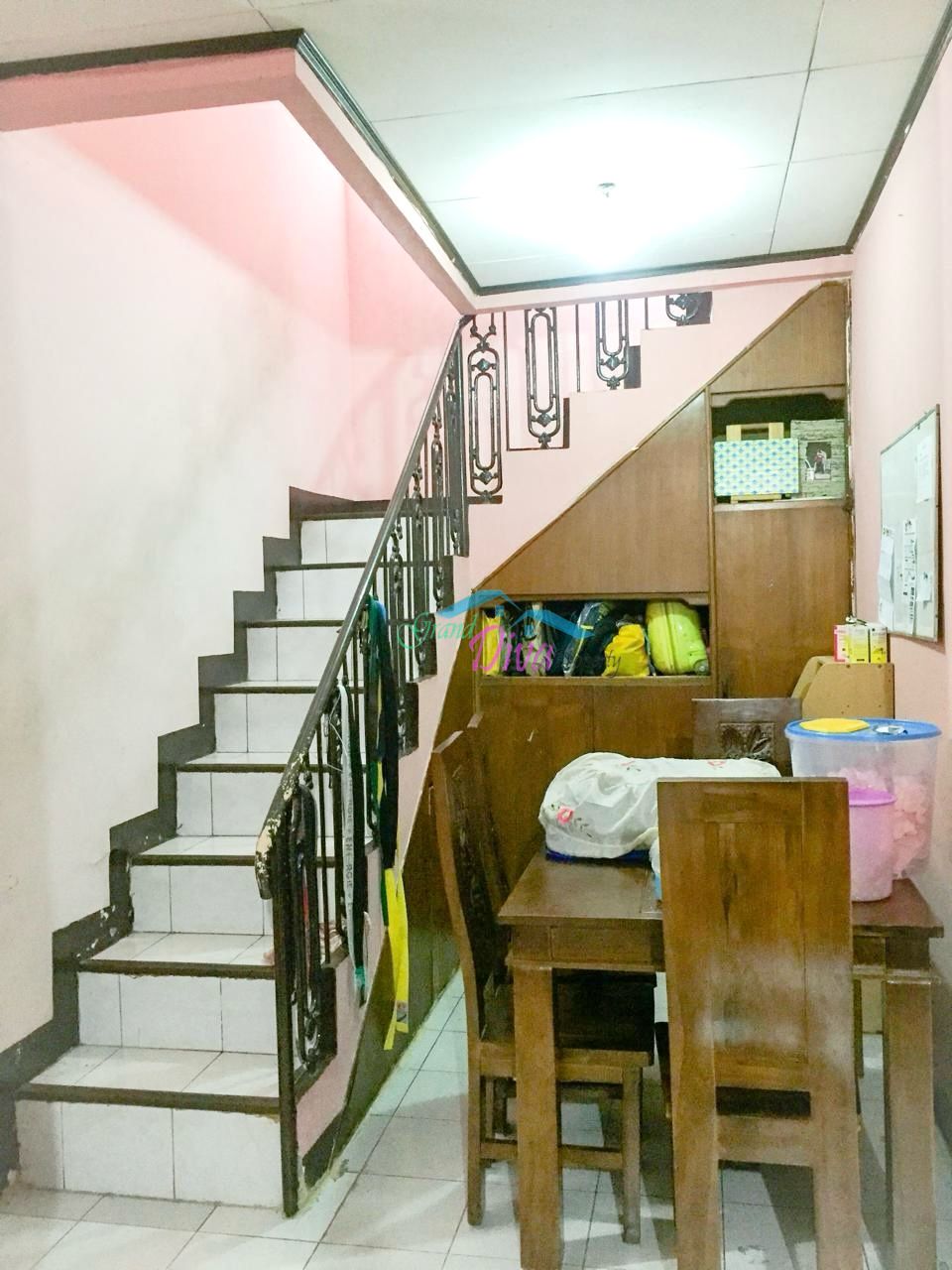 RUMAH 2 LANTAI DENGAN AKSES STASIUN LRT DI PERUMAHAN MASNAGA